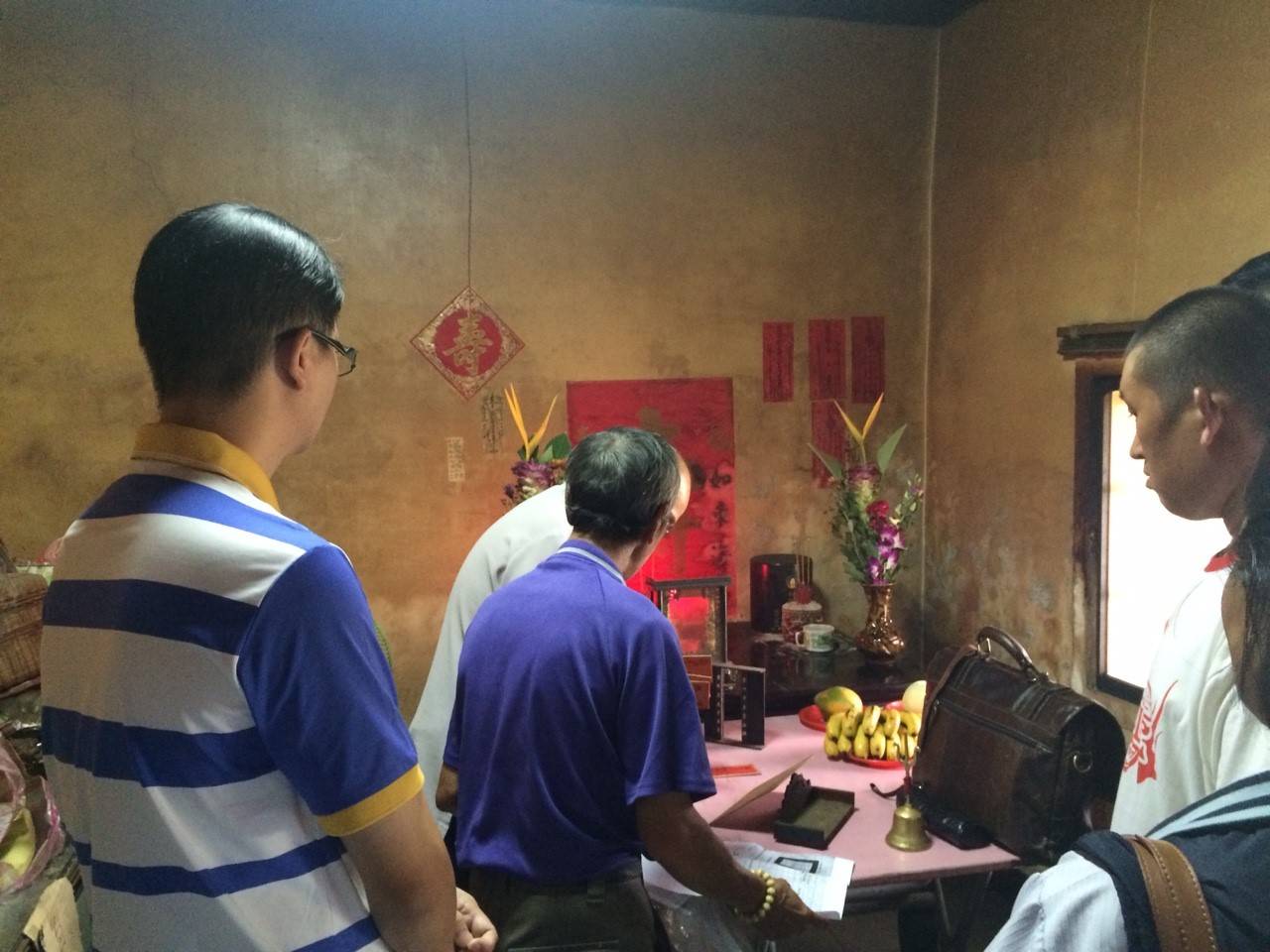 櫃藏亡母骨灰罈 方華雄率隊伸援助弱勢家庭終得入土為安