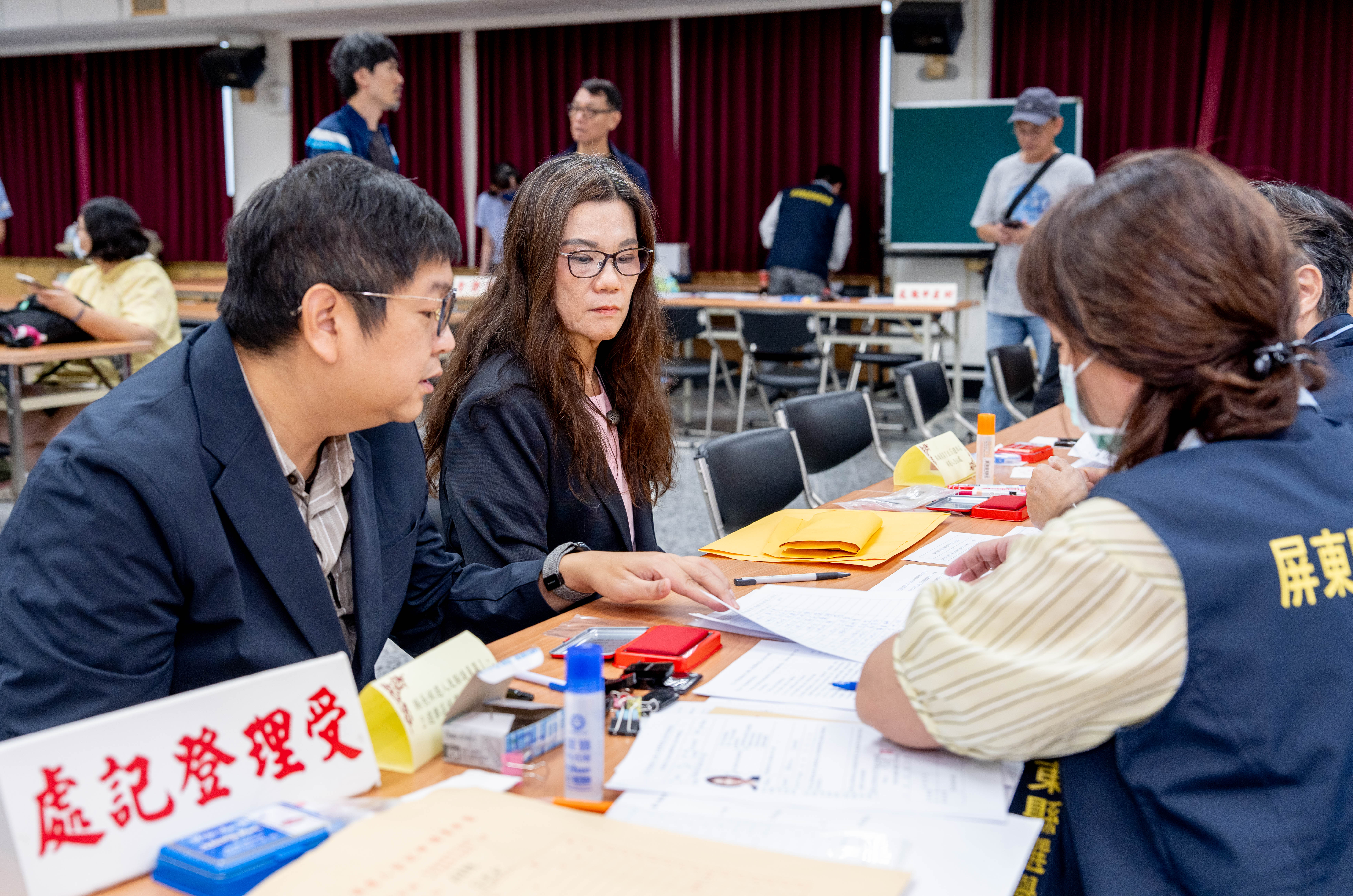 屏東新聞 - 周春米拚連任「人在勘災、登記照跑」!委託副縣長完成參選登記