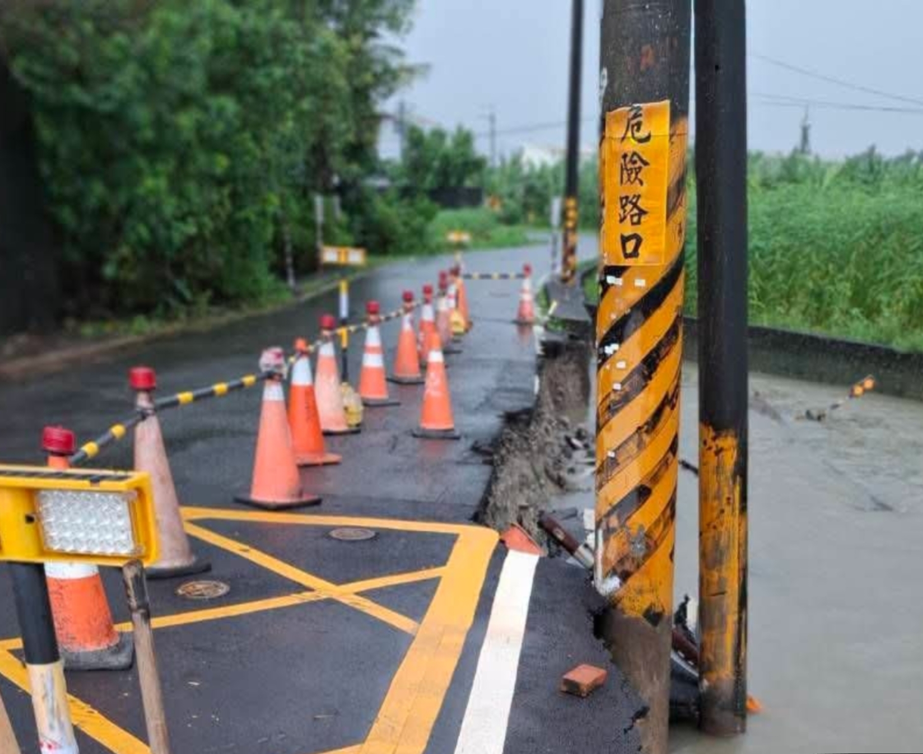 屏東新聞 - 豪雨沖刷大湖里護岸崩塌 恐危及電桿、路燈 林金展冒雨會勘促速修
