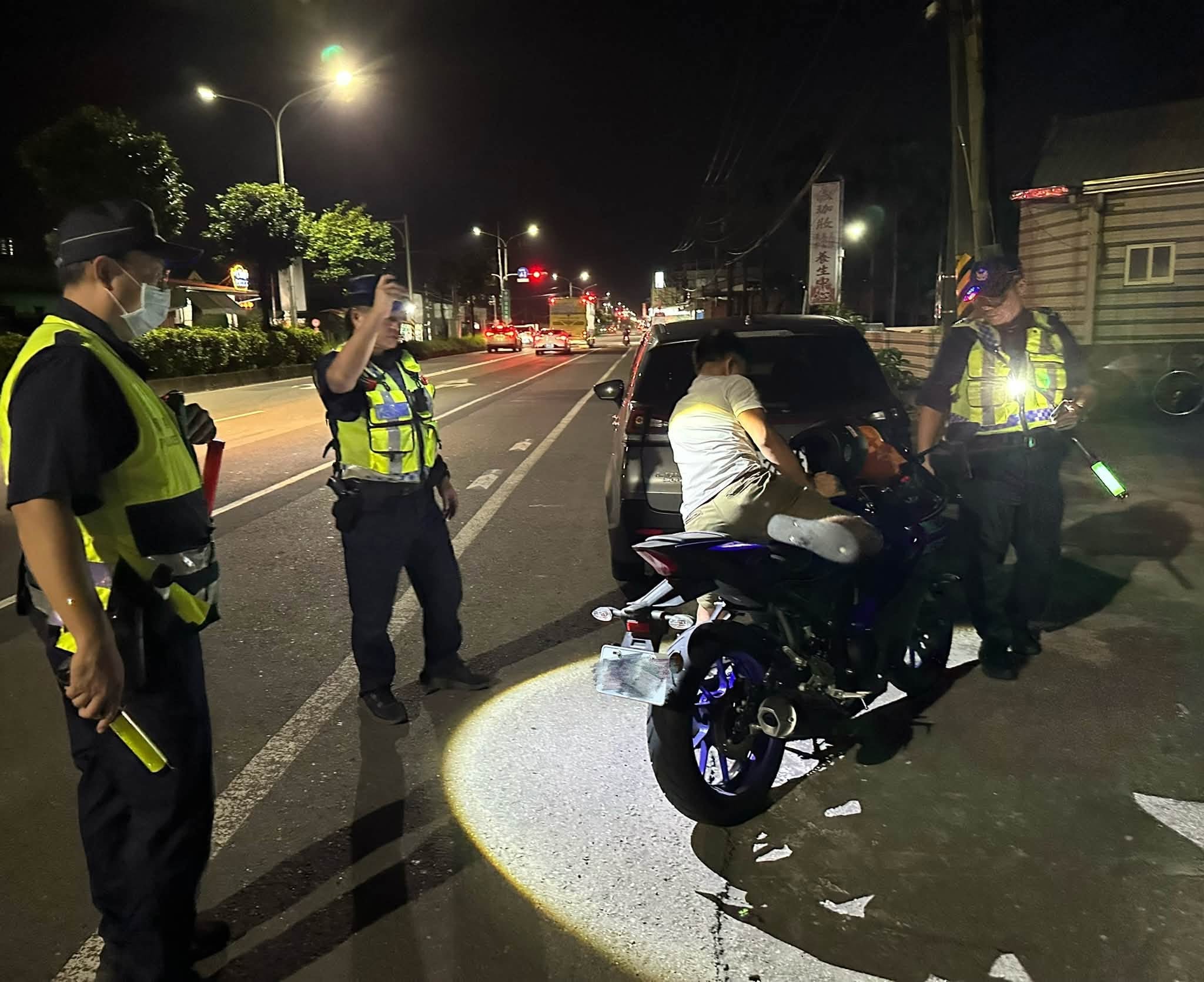 屏東新聞 - 東港警跨機關聯合稽查 夜間強力取締酒駕、改裝車