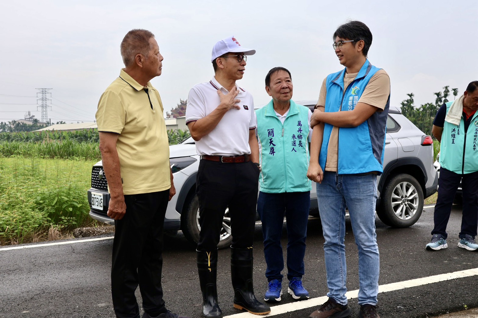 屏東新聞 - 天候攪局綠肥稀疏惹擔憂?鍾佳濱邀農糧署現勘:田菁補助「有種就有」