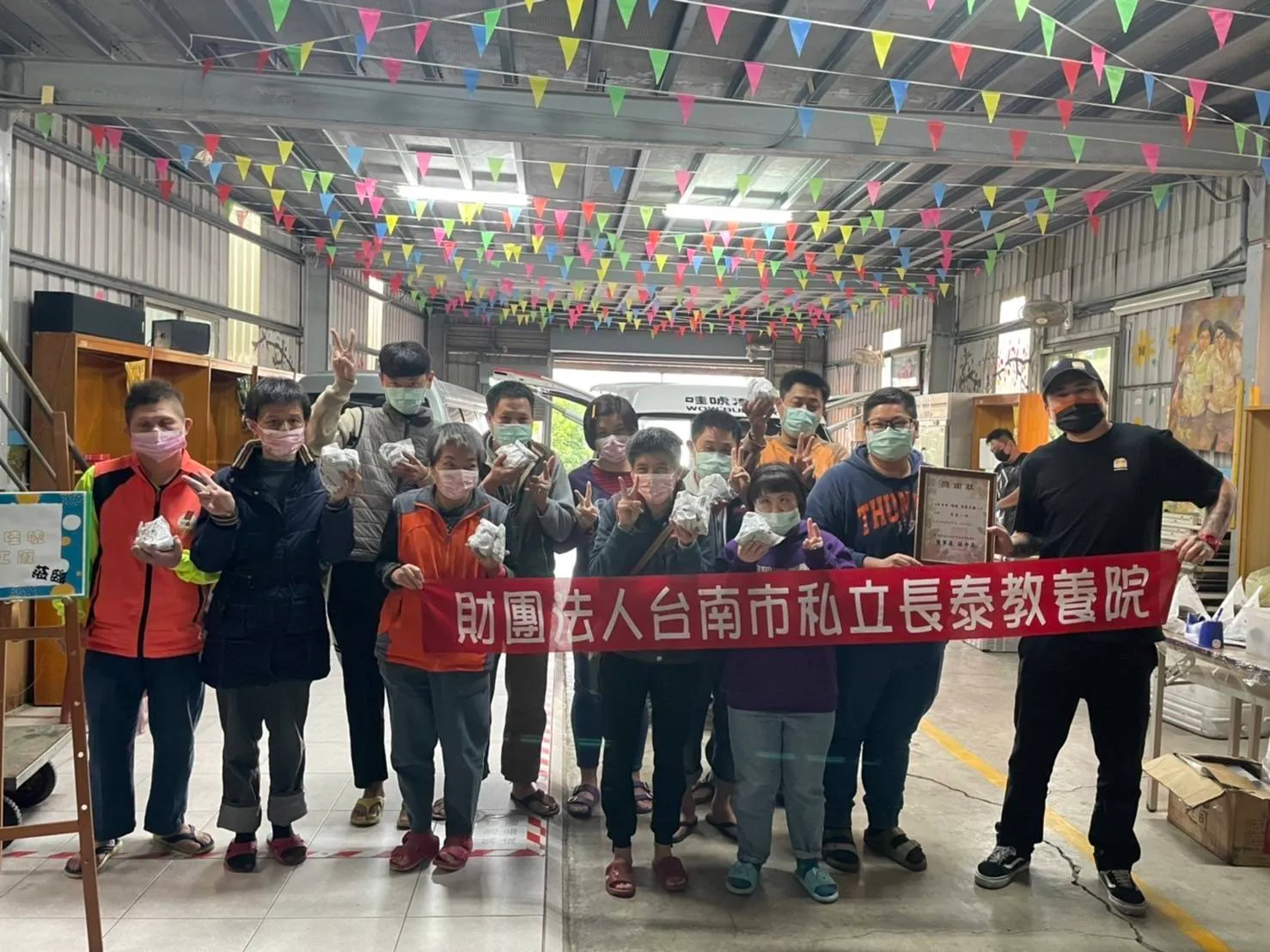 屏東新聞 - 一台餐車走遍台灣 陳韋強把漢堡變成行動公益