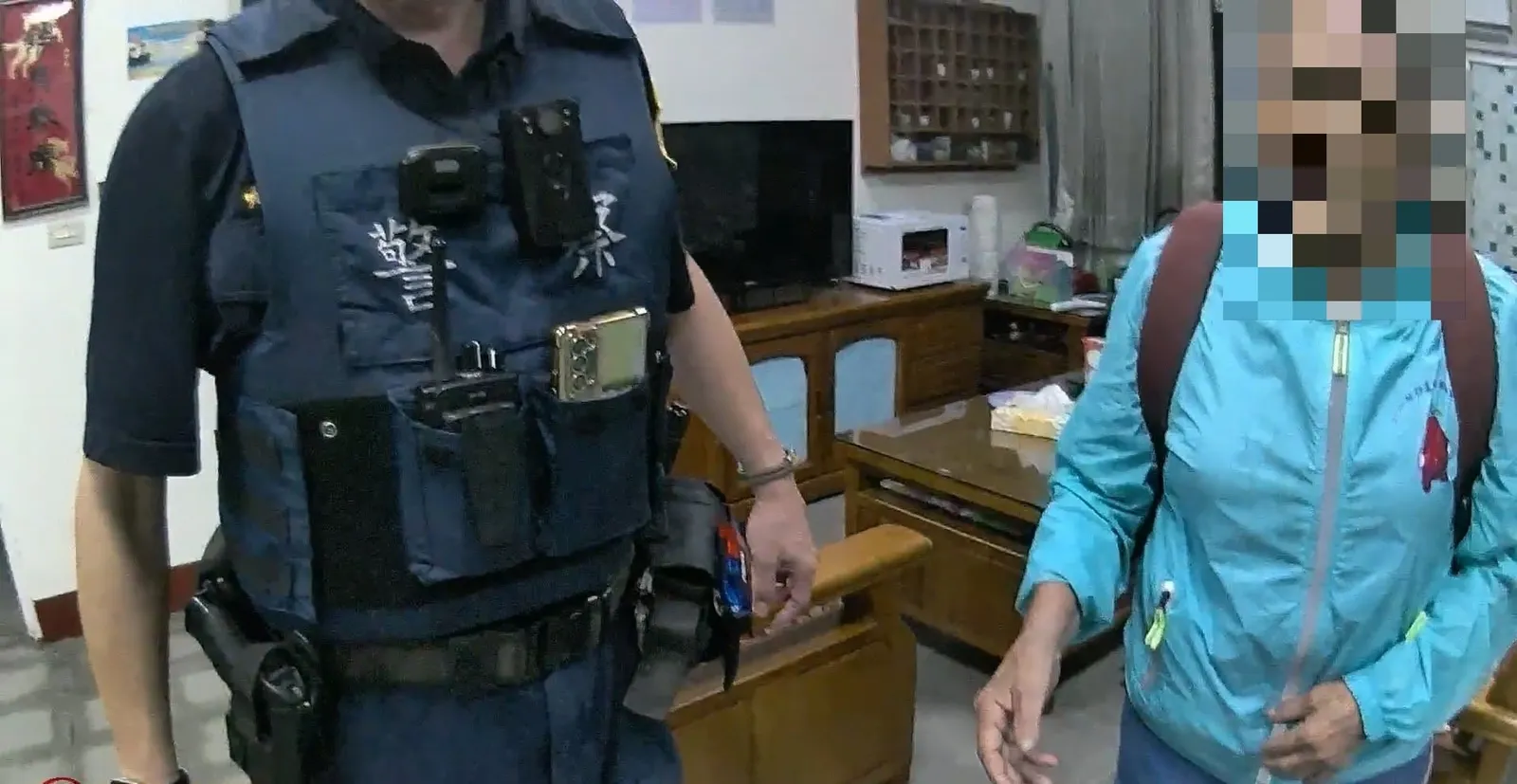 屏東新聞 - 遇迷途八旬老婦 東港警熱心助返家