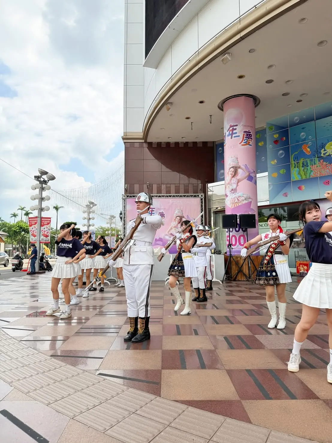 屏東新聞 - 屏東太百29週年慶 美和儀隊開場歡樂購物