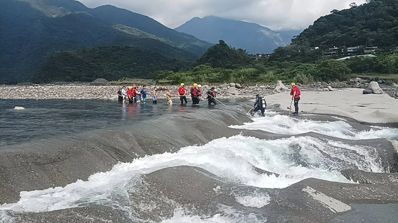 屏東新聞 - 屏東來義大橋驚傳男童戲水失蹤!消防出動18人、潛水人員搜救中