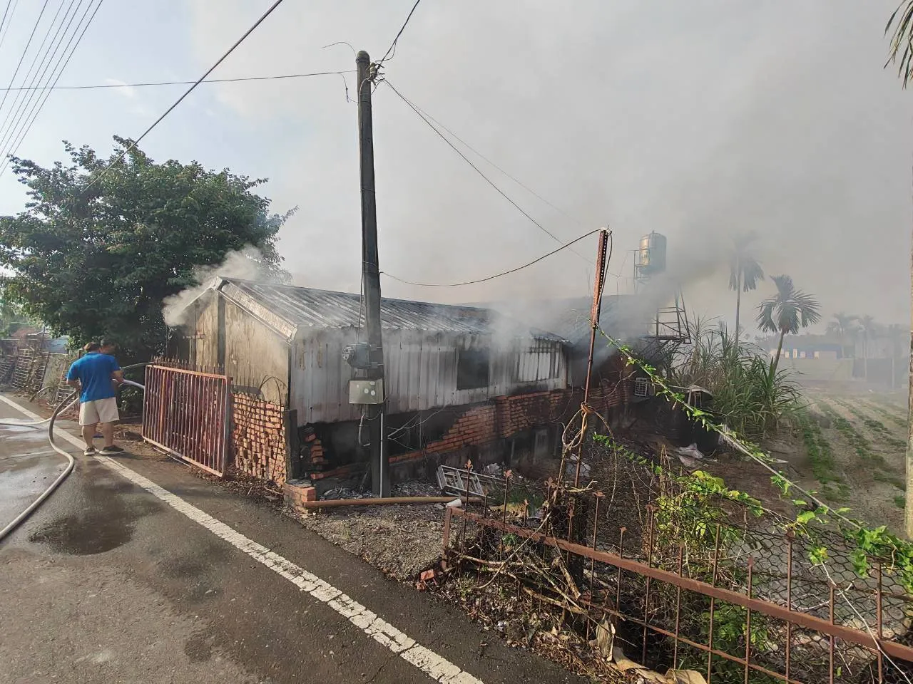 屏東新聞 - 崁頂鄉後部路廢棄雞舍火警 消防出動8車16人搶救無人傷亡