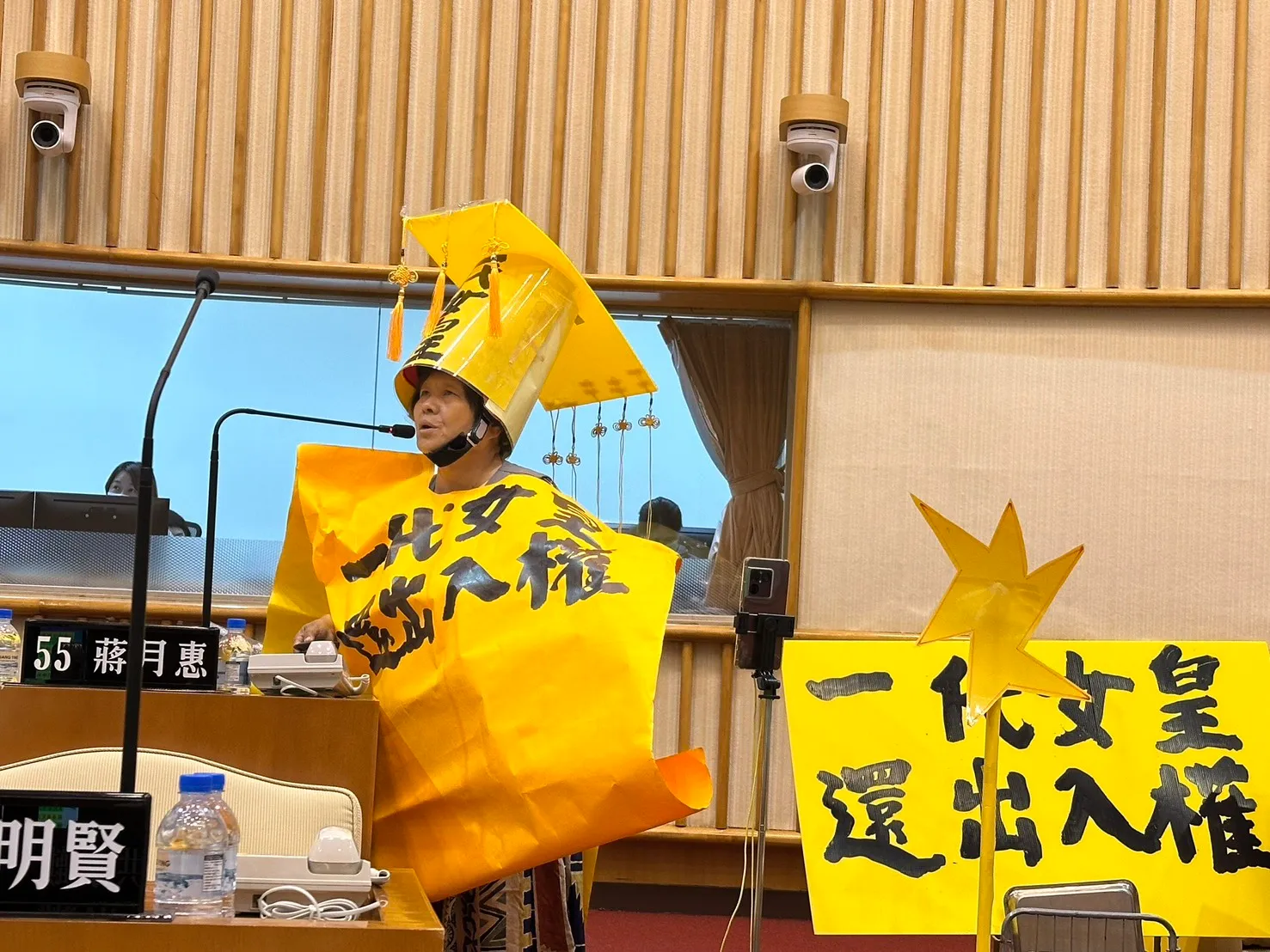 屏東新聞 - 東港12戶居民遭封路 蔣月惠質詢周春米:找不到建築線文件就不存在?