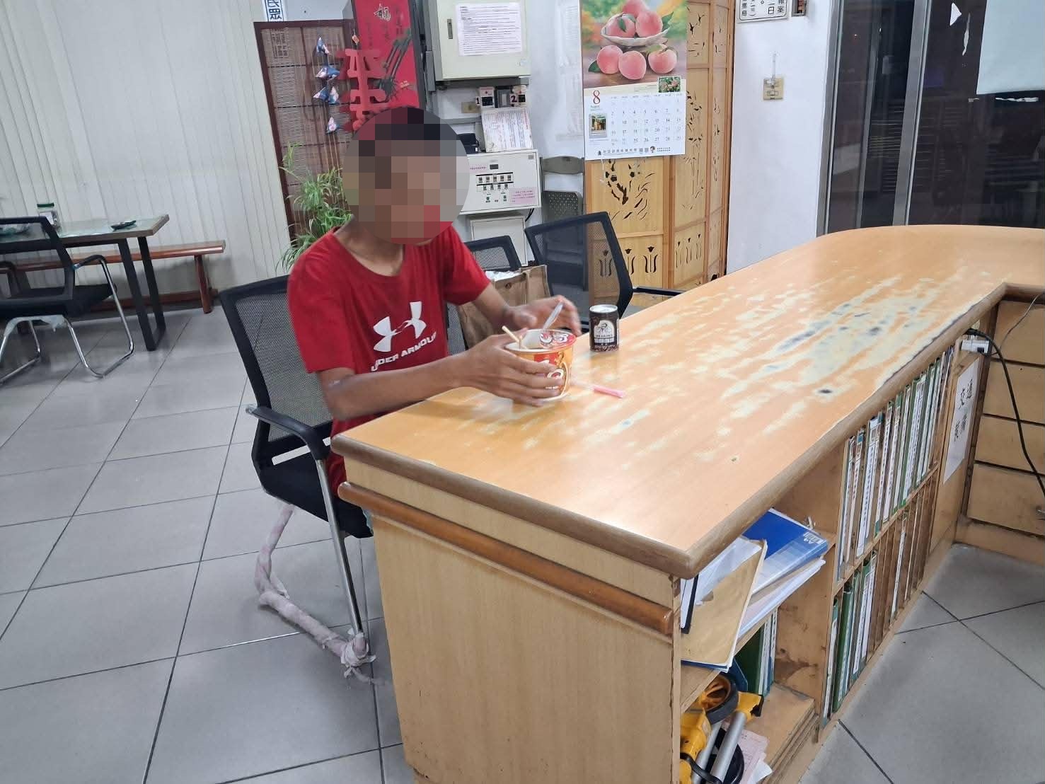 提款卡遺失斷炊 潮州暖警泡麵助身障男