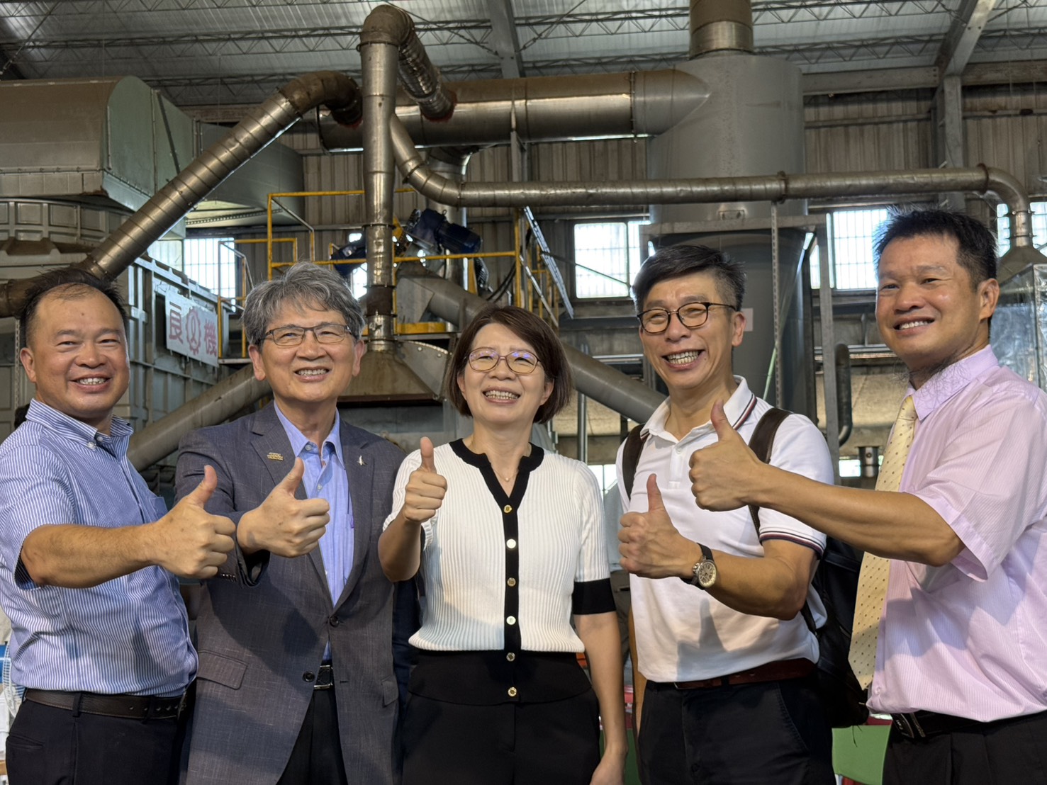鍾佳濱考察循環飼料工廠 農政單位與豬農共商轉型解方