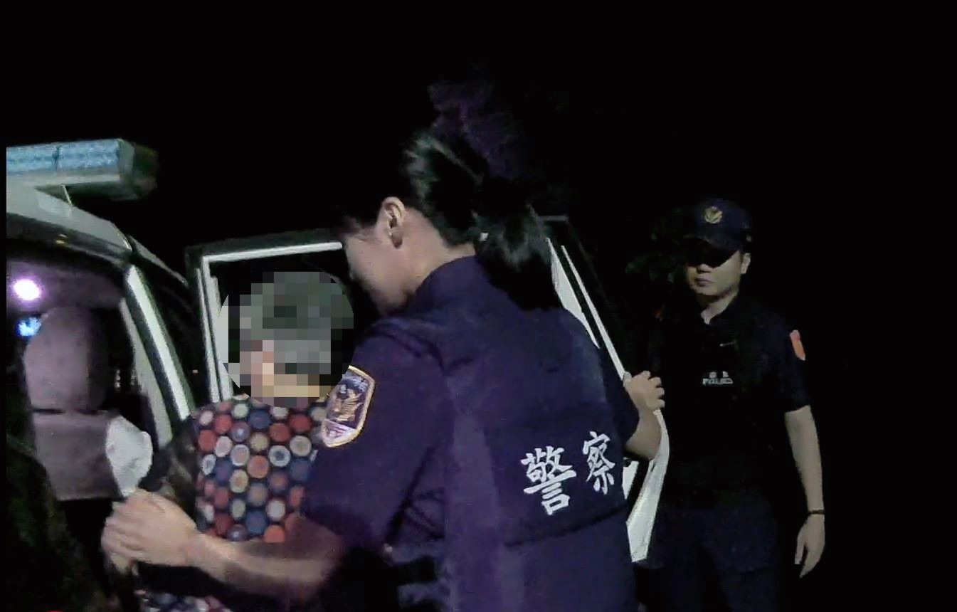 枋警攜手警專實習生 暖心護送迷途老嫗返家