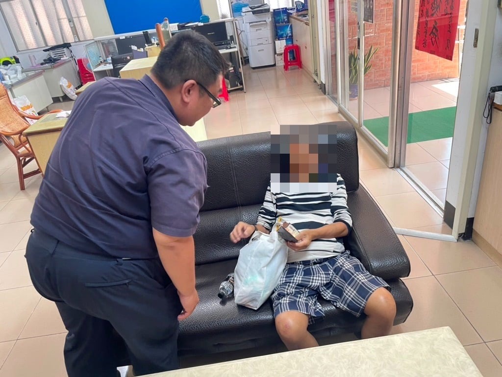 民眾酷暑徒步體力透支 東港警自掏腰包助返家