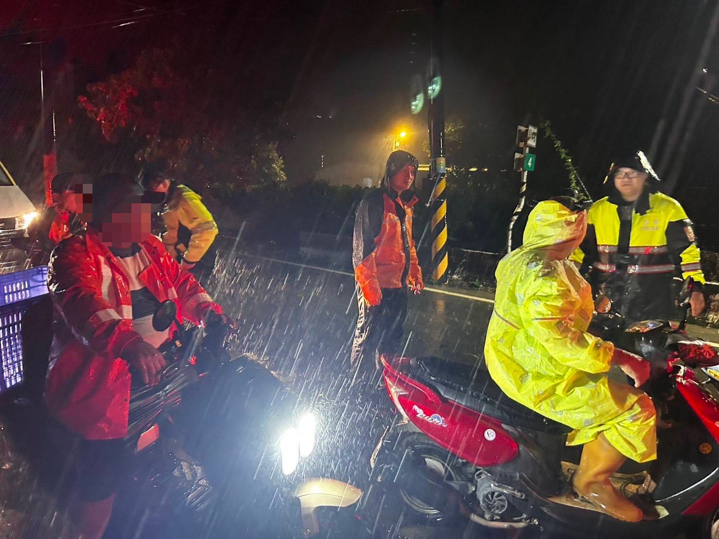 豪雨威脅枋警深夜協助138人預防性撤離