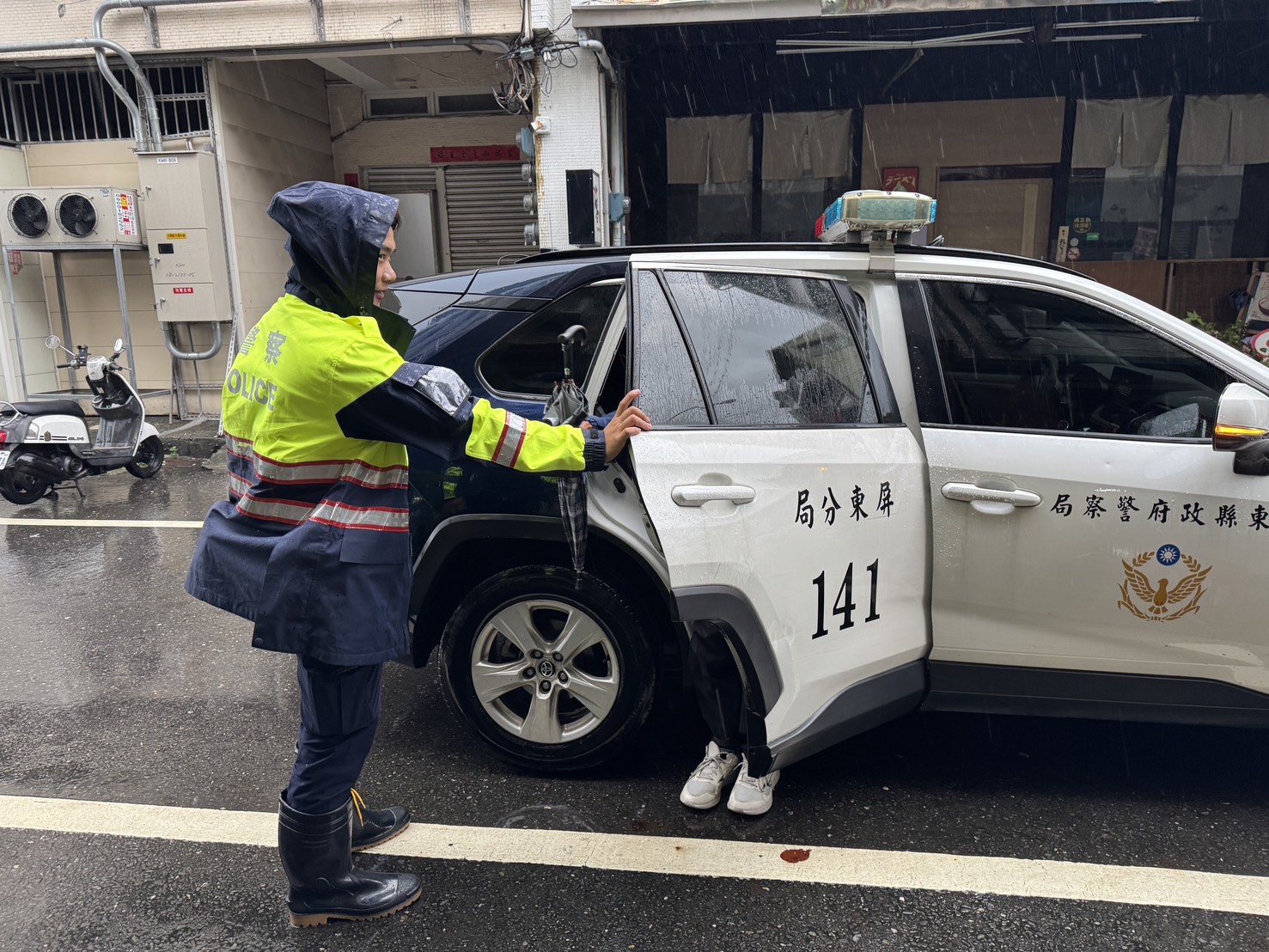 屏東新聞 - 雨天路滑老翁跌落路邊 員警暖心攙扶助返家