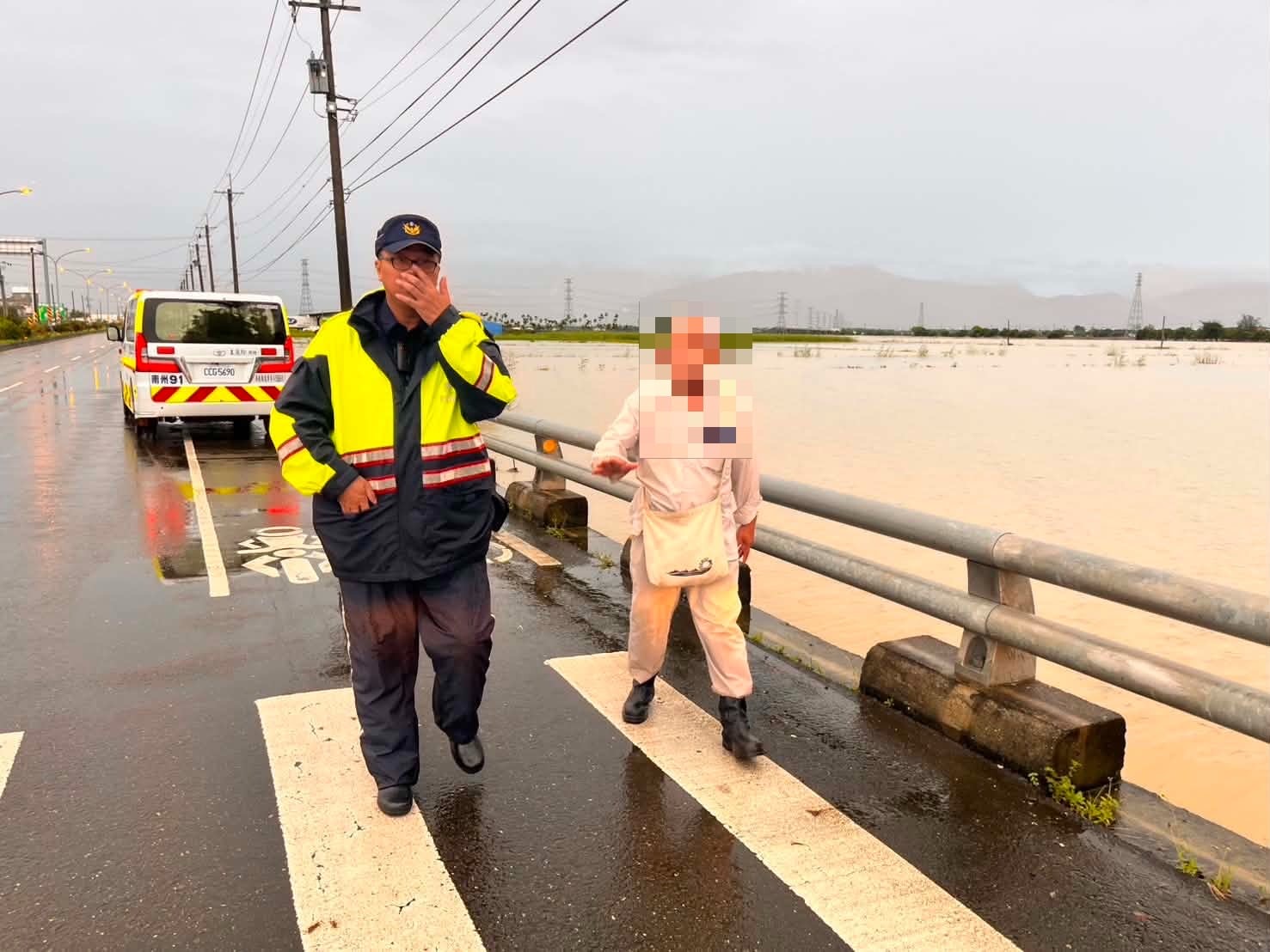 屏東新聞 - 男子豪雨受困積水水溝 東港警涉水合力救援