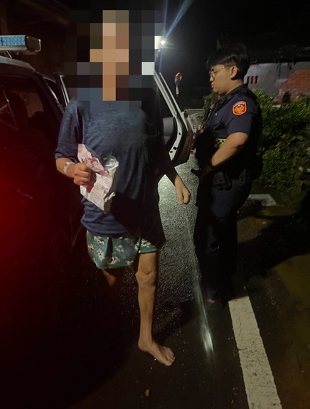 屏東新聞 - 老人就醫後雨中赤腳步行 龍泉警暖心護送返家