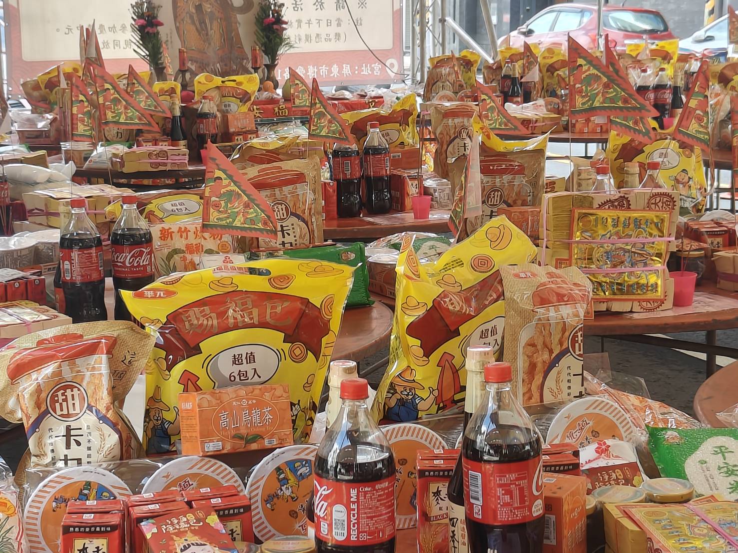 屏東新聞 - 檳榔腳福安宮慶讚中元 普度供品擺滿桌、摸彩回饋信眾 候選人趁普度拜票搶人氣