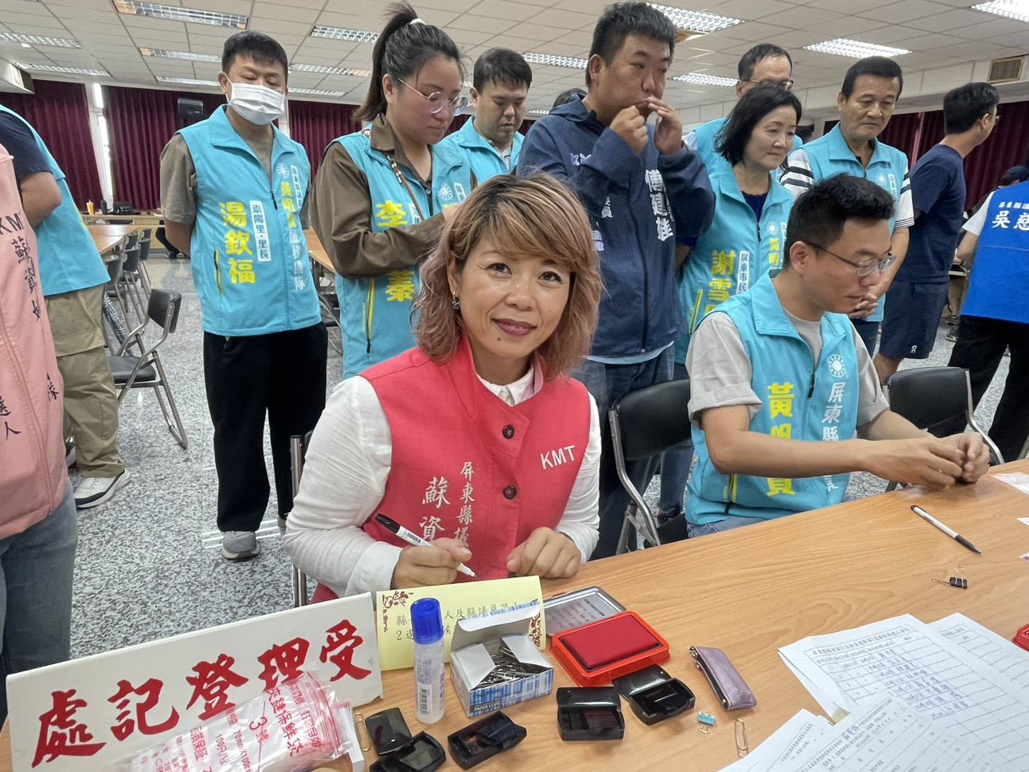 屏東新聞 - 屏東選戰登記日「花招百出」 有人搶頭香、有人拚人牆、有人靠創意搶版面