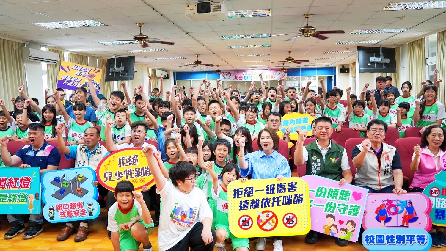 屏東新聞 - 屏東友善校園週登場 反毒宣示後共享午餐 周春米與學童熱聊夢幻菜單
