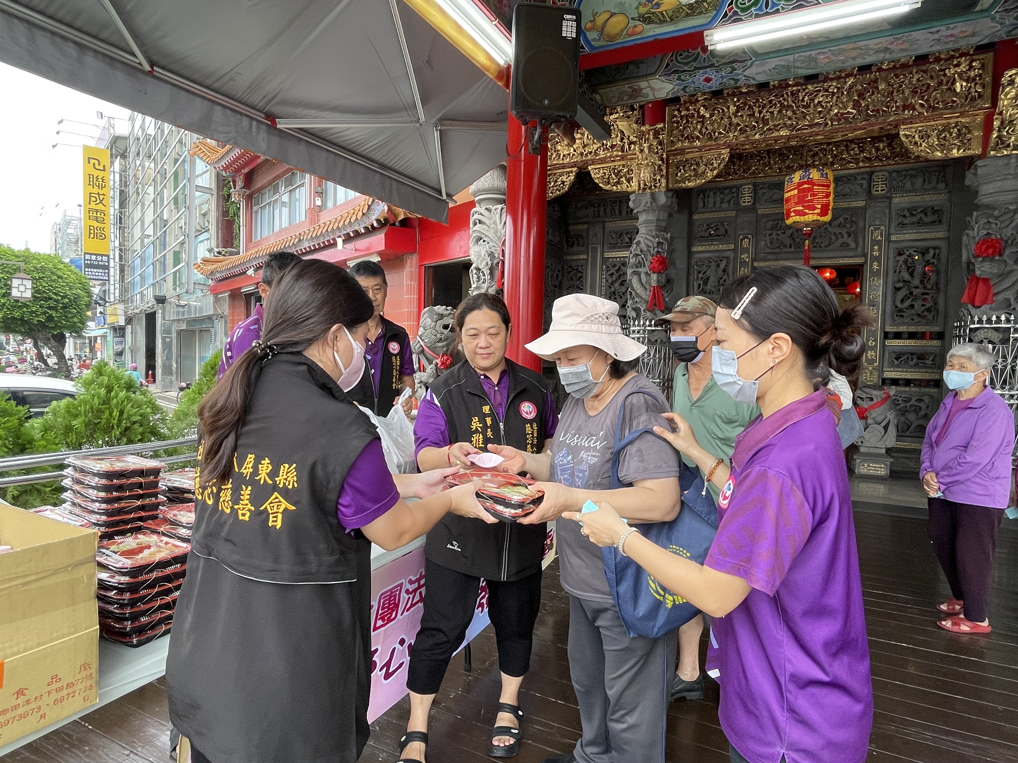 屏東新聞 - 慈芯愛心素便當暖心送 農曆八月初一加碼鳳梨酥祝福弱勢