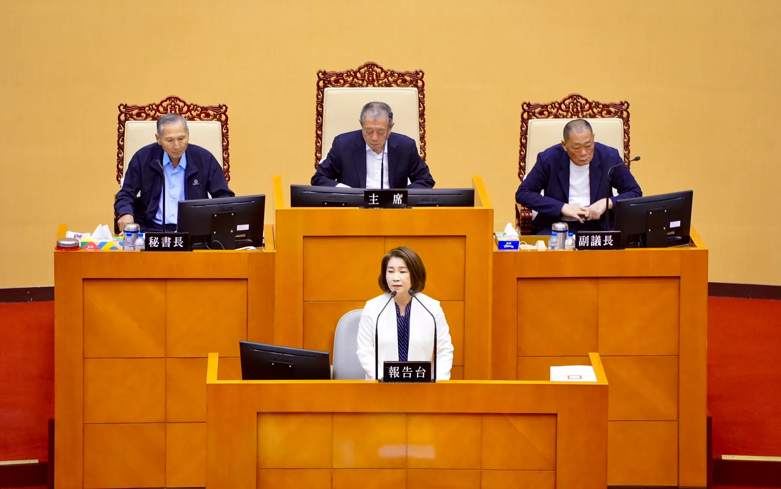屏東新聞 - 屏東縣長周春米議會施政總報告 宣布明年全面補助長者健保費