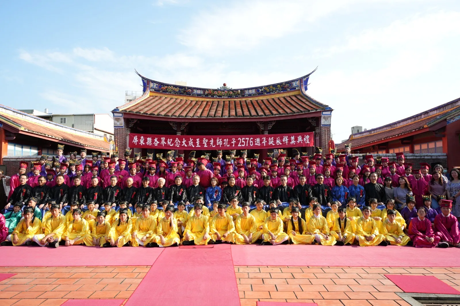屏東新聞 - 屏東縣祭孔典禮莊嚴登場 五校學子、外籍生依循古禮致敬