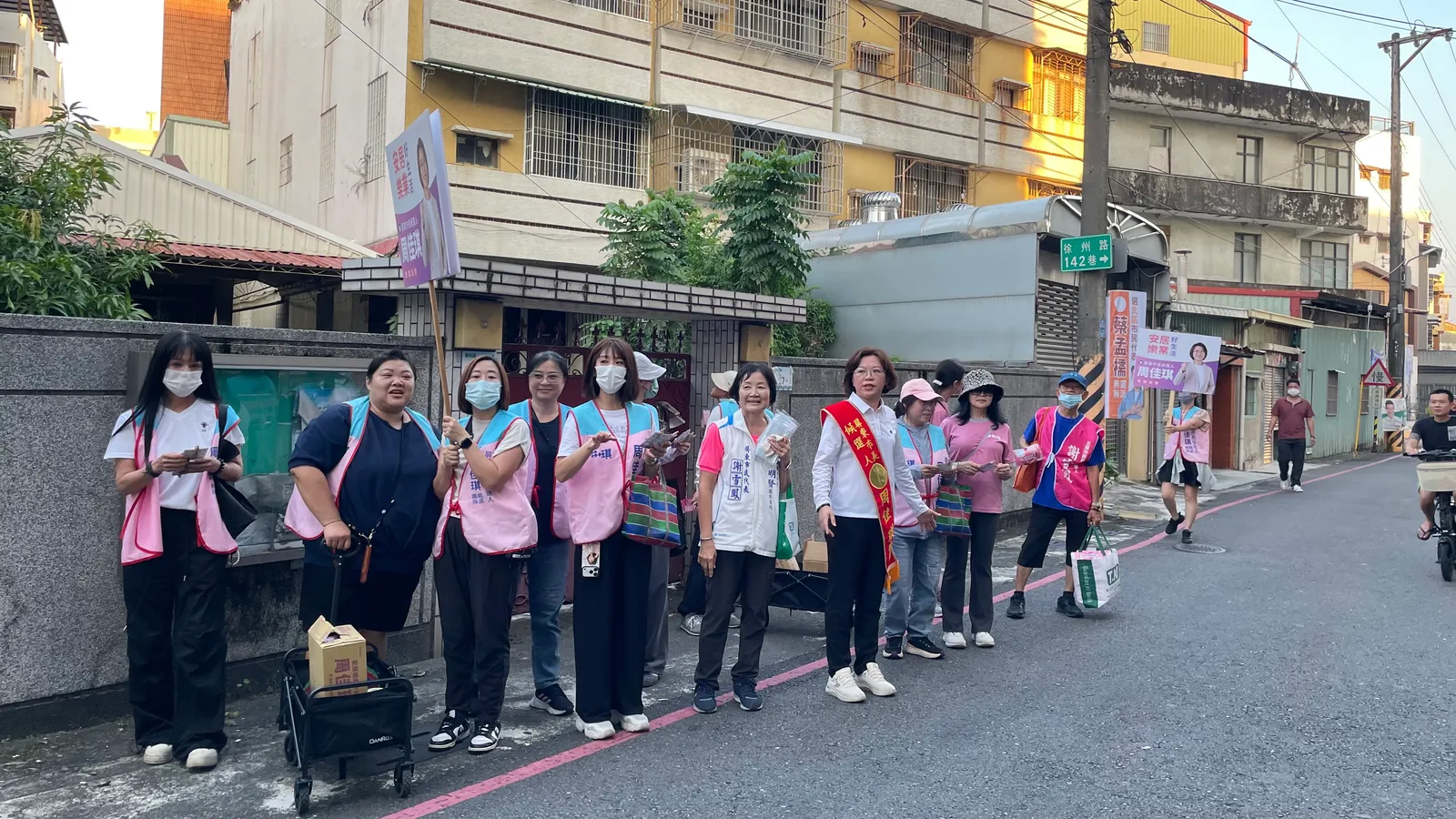 屏東新聞 - 競總成立隔天就上街！周佳琪頂烈日掃街 粉紅服務團隊穿梭屏東市街頭