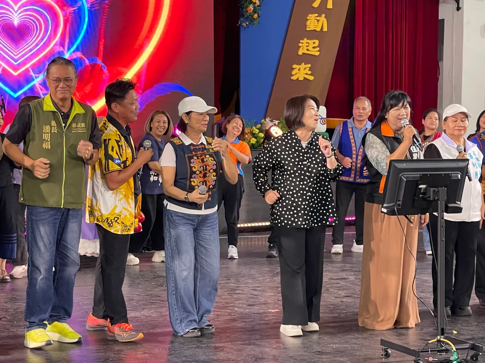 屏東新聞 - 活力健康操競賽暨成果博覽會縣長現場開唱同樂